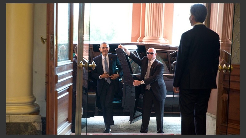 Obama llegó a las 10.58 a Casa Rosada. Lo esperaba Macri en la explanada. (EFE)
