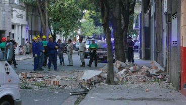 Escombros en calle Balcarce tras la explosión.