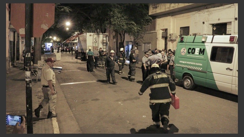 Las tareas continuaban por la noche.