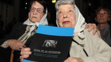 Elsa Massa (derecha), madre de Ricardo, desaparecido en 1977.