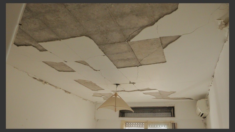 El techo de una habitación parcialmente dañado. (Alan Monzón/Rosario3.com)