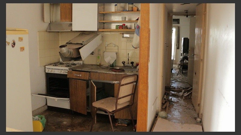 Calefones desprendidos y muebles dañados se observan en cada una de las viviendas de la zona.  (Alan Monzón/Rosario3.com)