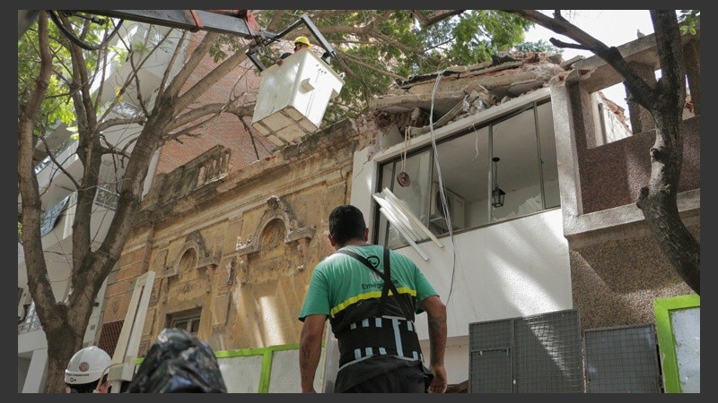 Distintas fuerzas siguen trabajando en el lugar. (Alan Monzón/Rosario3.com)