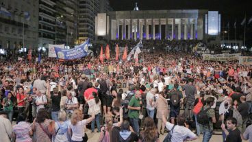 La multitud en el Monumento a la Bandera. (Alan Monzón/Rosario3.com)