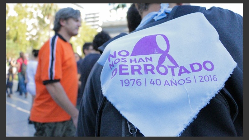 Uno de las pañuelos visto durante la concentración. (Alan Monzón/Rosario3.com)