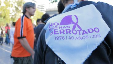 Uno de las pañuelos visto durante la concentración. (Alan Monzón/Rosario3.com)