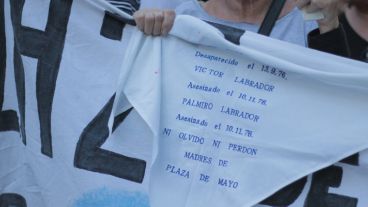 Un puñuelo recuerda a algunas de las víctimas de la última dictadura militar. (Alan Monzón/Rosario3.com)