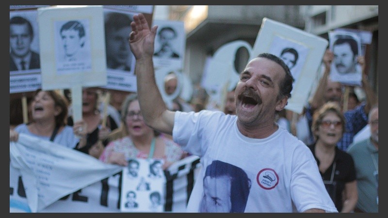 Gritos a cada paso de la marcha. (Alan Monzón/Rosario3.com)
