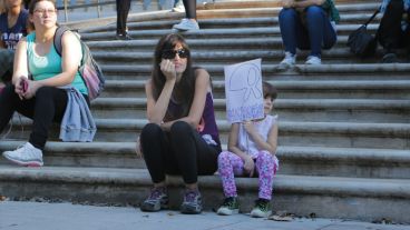 Una niña espera el inicio de la marcha con un cartel en la mano. (Alan Monzón/Rosario3.com)