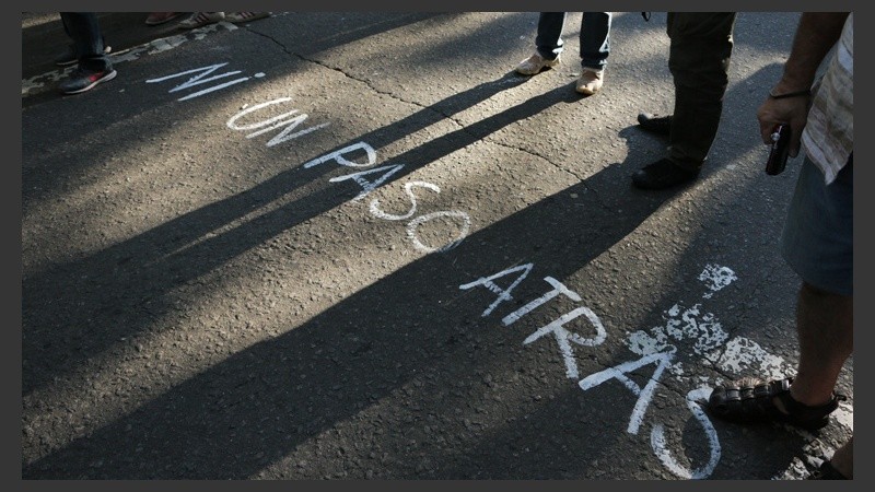 La leyenda que se podía leer antes de comenzar la marcha por calle Santa Fe. (Alan Monzón/Rosario3.com)