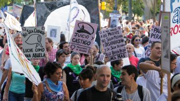 Muchos carteles pidiendo juicio a los represores. (Alan Monzón/Rosario3.com)