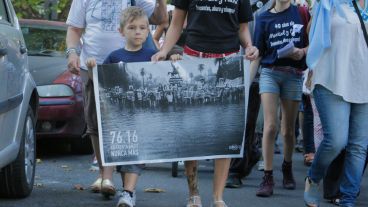 Un niño sostiene un cartel. Personas de todas las edades se hicieron presentes.