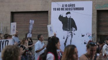 Un afiche de Julio López visto por calle San Luis.