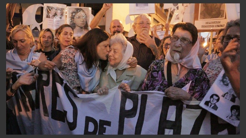 Frente a la Catedral las Madres de Plaza 25 de Mayo se unieron a la marcha. (Alan Monzón/Rosario3.com)