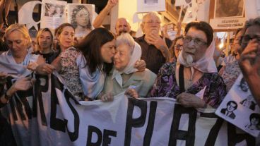 Frente a la Catedral las Madres de Plaza 25 de Mayo se unieron a la marcha. (Alan Monzón/Rosario3.com)