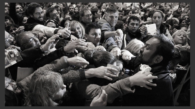 Ya es tradición. El padre Ignacio saluda a los fieles tras finalizar el Vía Crucis. (Alan Monzón/Rosario3.com)
