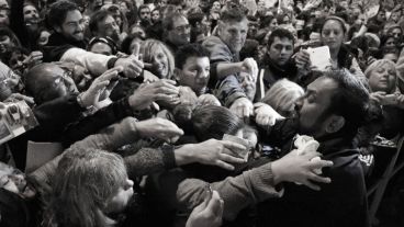 Ya es tradición. El padre Ignacio saluda a los fieles tras finalizar el Vía Crucis. (Alan Monzón/Rosario3.com)