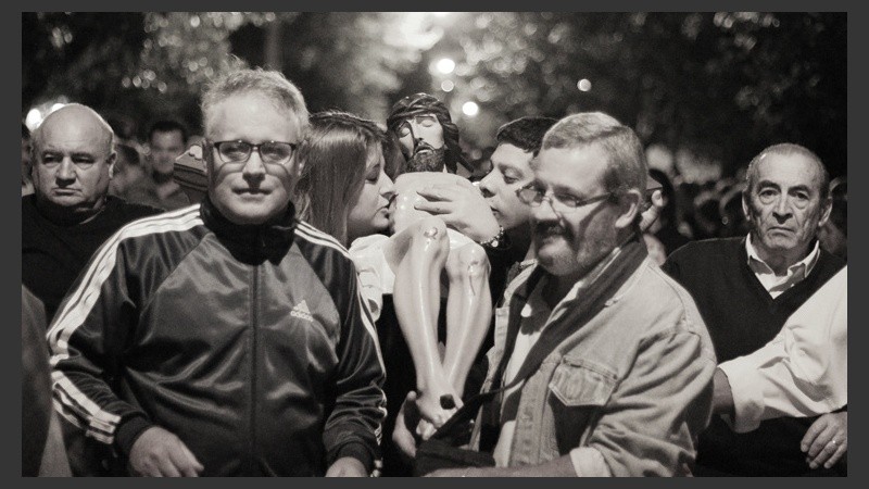 Fieles con la imagen de Cristo durante el Vía Crucis. (Alan Monzón/Rosario3.com)