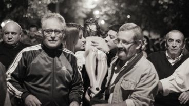 Fieles con la imagen de Cristo durante el Vía Crucis. (Alan Monzón/Rosario3.com)