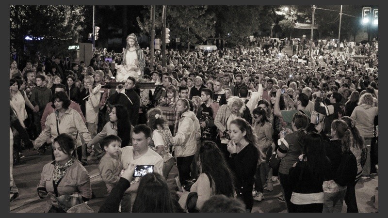 La imagen de la Virgen recorre una de las calles de barrio Rucci. (Alan Monzón/Rosario3.com)