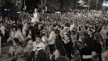 La imagen de la Virgen recorre una de las calles de barrio Rucci. (Alan Monzón/Rosario3.com)