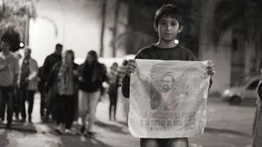 Un joven sostiene un pañuelo con la imagen del padre Ignacio. (Alan Monzón/Rosario3.com)