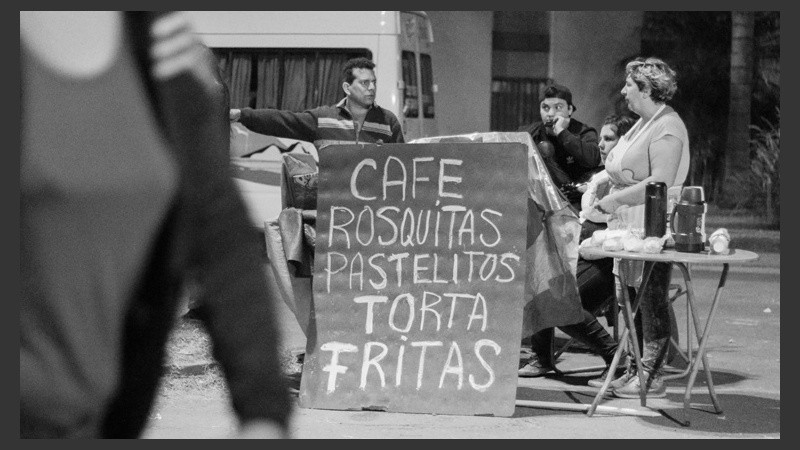 Los vendedores ambulantes estuvieron a lo largo de todo el recorrido. (Alan Monzón/Rosario3.com)