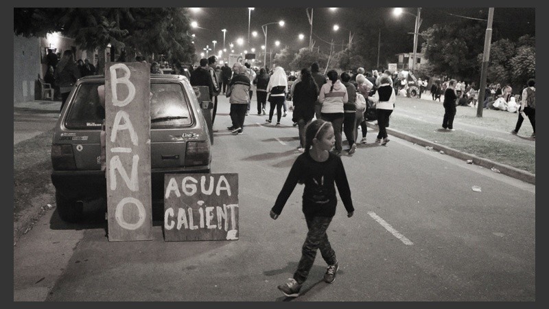 Los vecinos de la zona pusieron a disposición sus baños para los visitantes. (Alan Monzón/Rosario3.com)
