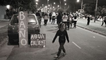 Los vecinos de la zona pusieron a disposición sus baños para los visitantes. (Alan Monzón/Rosario3.com)