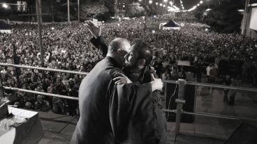 Ignacio saluda con una sonrisa a otro cura en el escenario ante la multitud. (Alan Monzón/Rosario3.com)