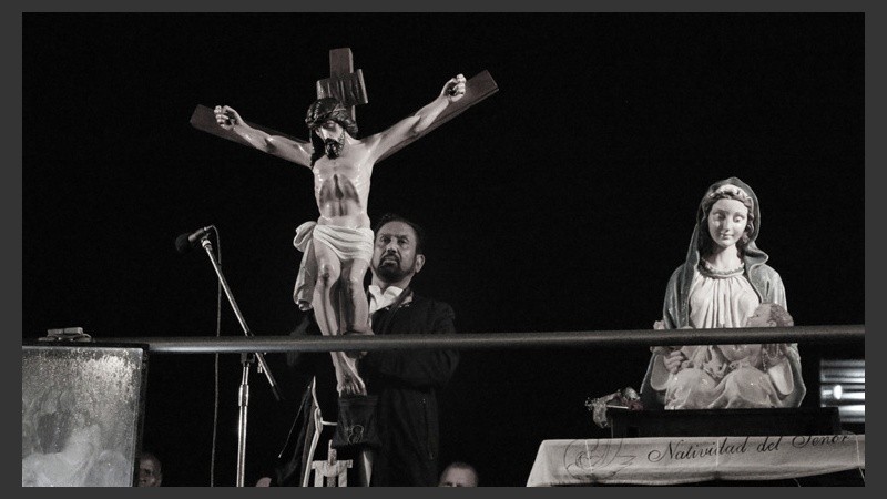 El padre con la cruz dando la bendición. (Alan Monzón/Rosario3.com)