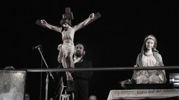 El padre con la cruz dando la bendición. (Alan Monzón/Rosario3.com)