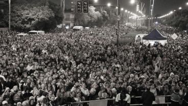 Una multitud en barrio Rucci. (Alan Monzón/Rosario3.com)