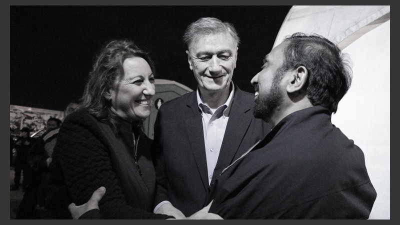 Mónica Fein y Hermes Binnercon Ignacio tras su discurso. (Alan Monzón/Rosario3.com)