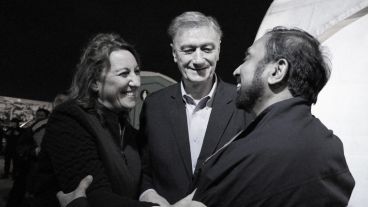 Mónica Fein y Hermes Binnercon Ignacio tras su discurso. (Alan Monzón/Rosario3.com)