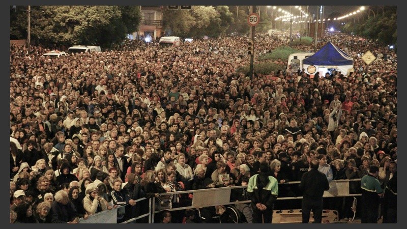 Una multitud participó del acto de fe en barrio Rucci.