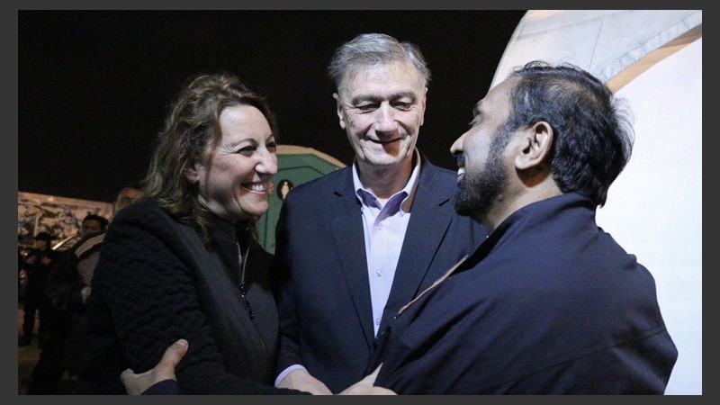 Mónica Fein y Hermes Binner con el padre Ignacio al finalizar el acto.