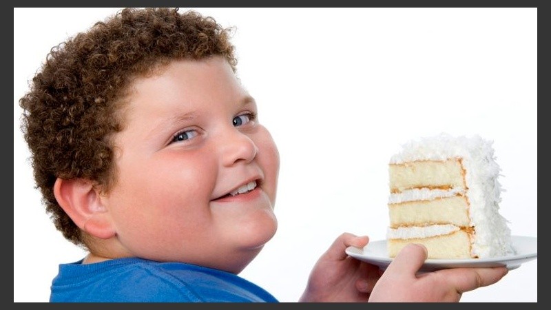 El estudio apunta las casusas a la urbanización, que provoca una vida más sedentaria, y a la publicidad de alimentos y bebidas poco saludables.