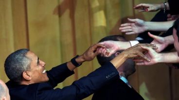 Obama, el miércoles, al saludar a los jóvenes en la Usina del Arte porteña.