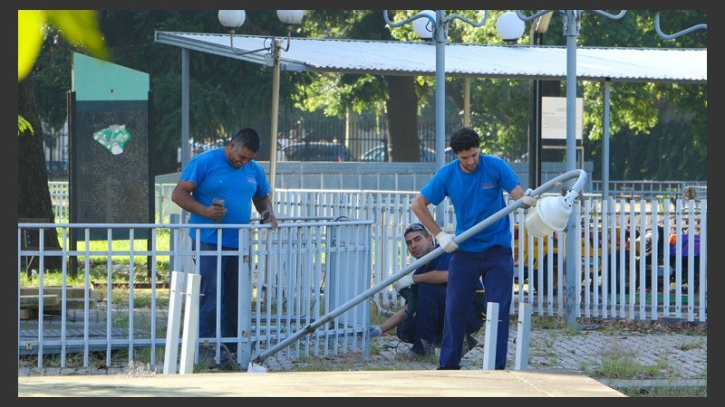 Operarios durante las tareas para desmantelar el International Park este lunes. (Alan Monzón/Rosario3.com)
