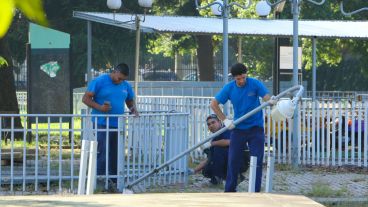 Operarios durante las tareas para desmantelar el International Park este lunes. (Alan Monzón/Rosario3.com)