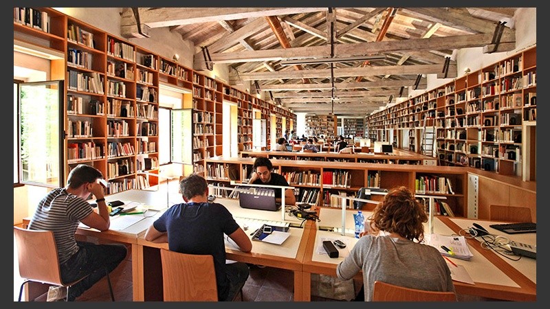 La Università degli Studi di Bologna es una de las instituciones asignadas para cursar los estudios. 