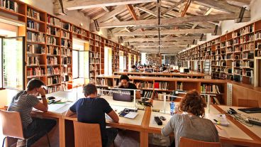 La Università degli Studi di Bologna es una de las instituciones asignadas para cursar los estudios.