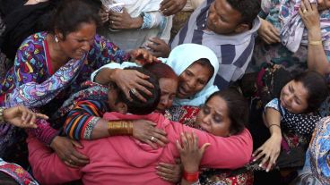 Dolor en el funeral de las víctimas por el atentado suicida en Pakistán. (EFE)
