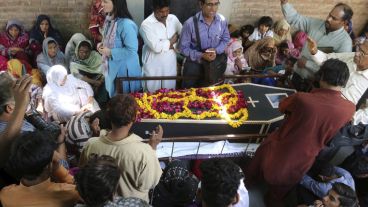 El atentado suicida ocurrió este domingo. Días después se realiza el doloroso funeral de las víctimas. (EFE)