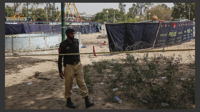 La policía asegura los alrededores del parque Gulshan Iqbal de Lahore. (EFE)