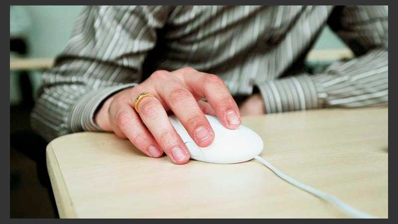 La integración de las TICs en el proceso de enseñanza implica involucrar activamente a los docentes como agentes principales de este cambio.