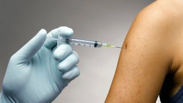 Es falso que las vacunas conllevan algunos efectos secundarios nocivos y de largo plazo que aún no se conocen.