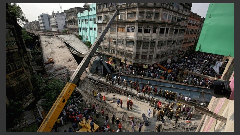 Así quedó el puente el construcción tras su derrumbe: al menos 14 muertos. (EFE)