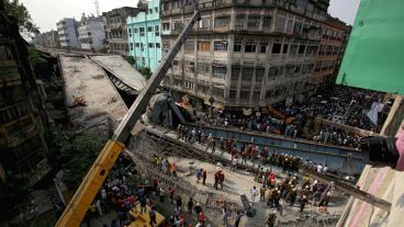 Así quedó el puente el construcción tras su derrumbe: al menos 14 muertos. (EFE)